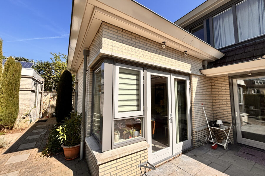 Schilderen van buitendeuren en kozijnen – moderne eengezinswoning